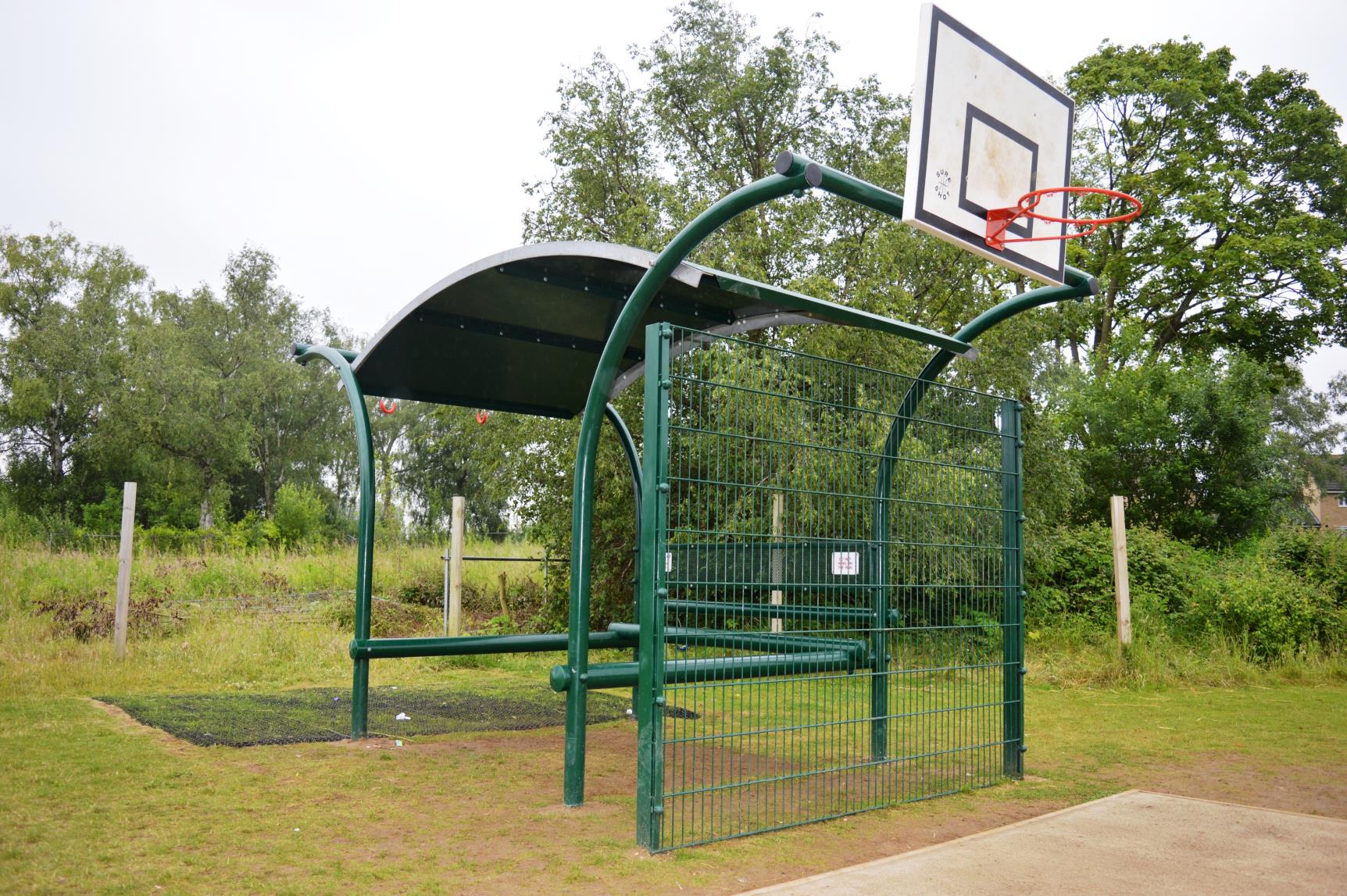 Teen bunka fitness station outside